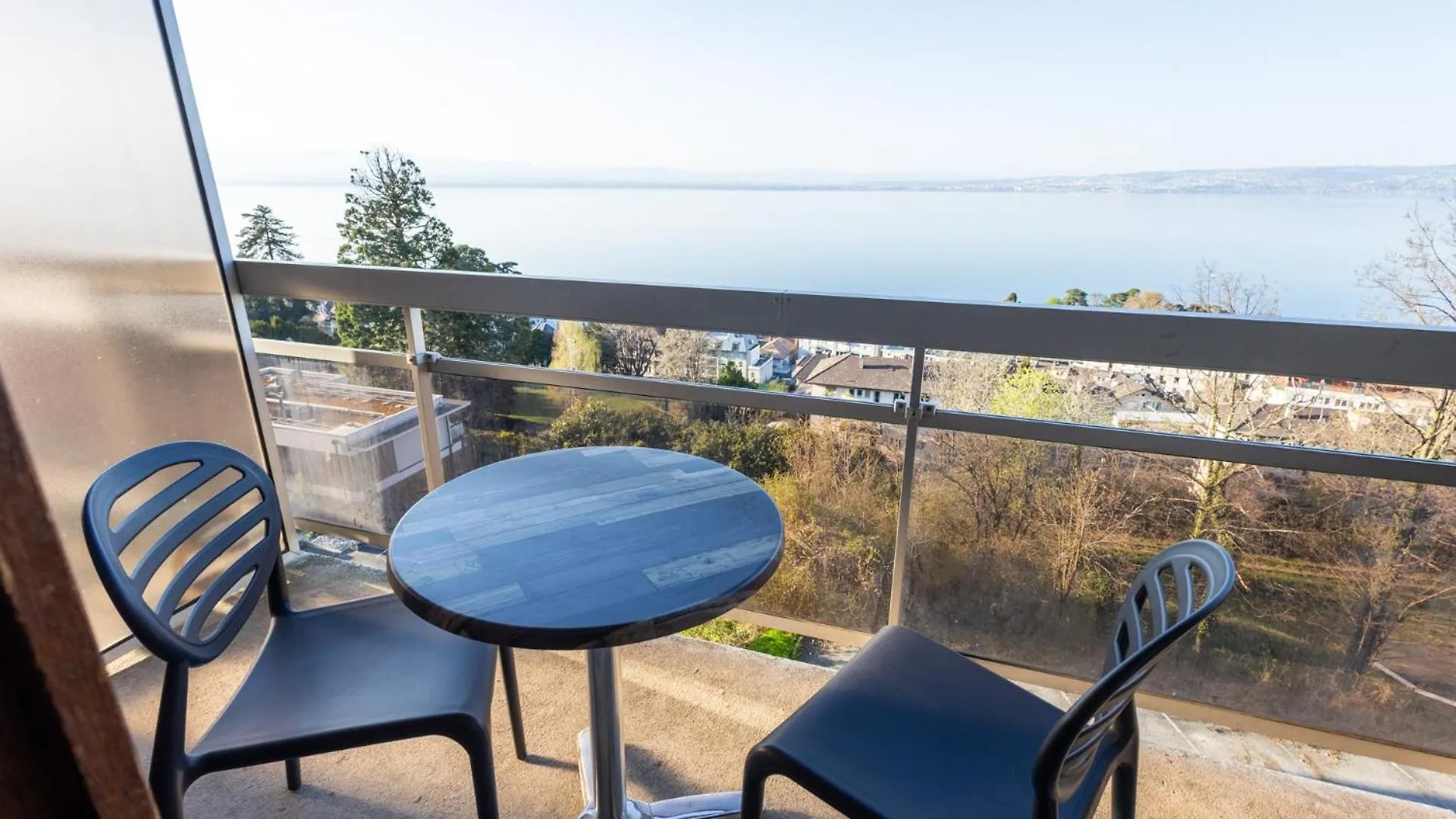 Cote Lac Hostel Evian Отель Эвиан-ле-Бен